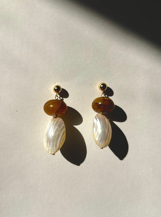 Villa Earrings in Mother of Pearl