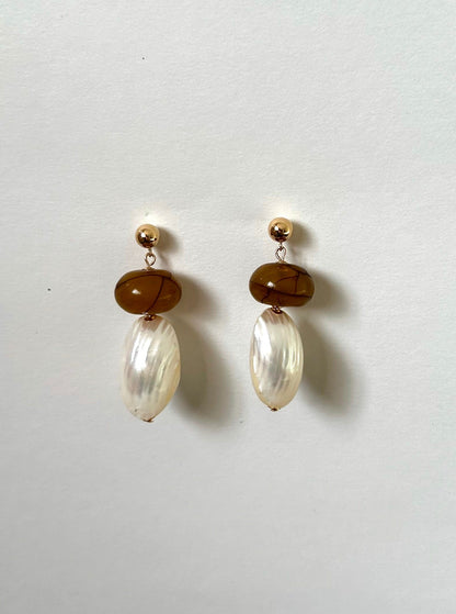 Villa Earrings in Mother of Pearl