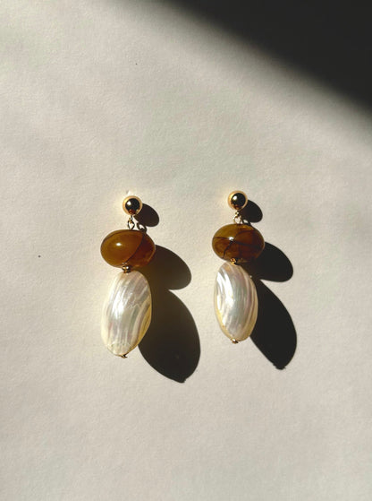 Villa Earrings in Mother of Pearl