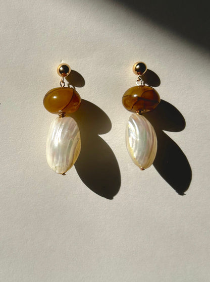 Villa Earrings in Mother of Pearl